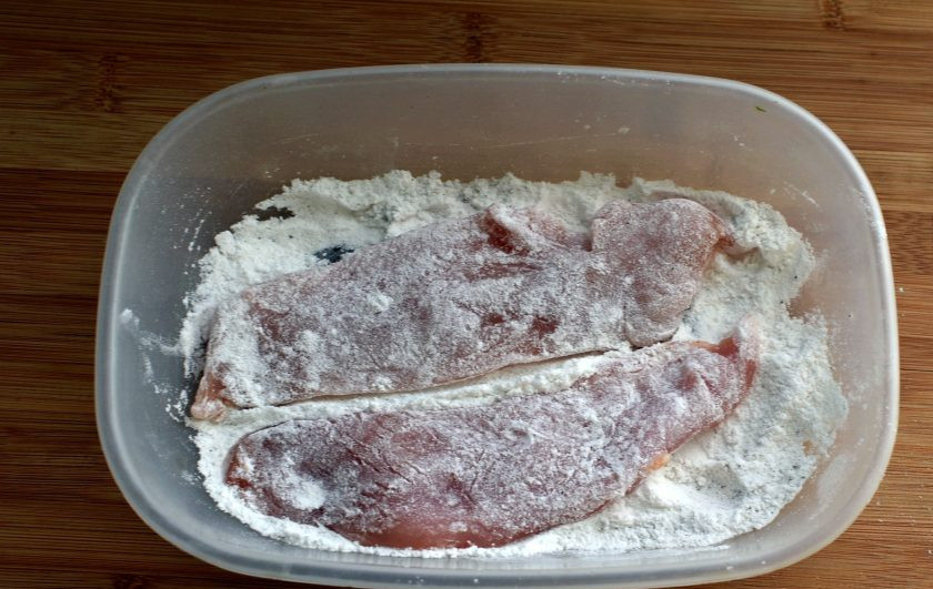 1. Этап. Куриная пикката с артишоком: Поставьте вариться макароны в большой кастрюле до состояния аль-денте. Каждое куриное филе разрежьте вдоль на два тонких пласта. Посолите и поперчите, затем запанируйте в рисовой муке. Можно и в пшеничной, но рисовая мука намного меньше горит при обжарке.