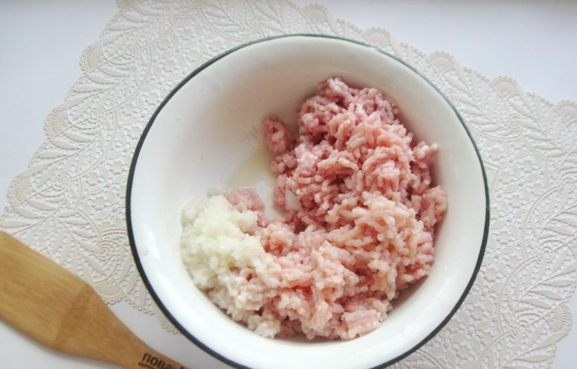 1. Этап. Гречаники с грибным соусом: Сначала сделайте фарш для гречаников. Свинину и репчатый лук помойте, пропустите через мясорубку.