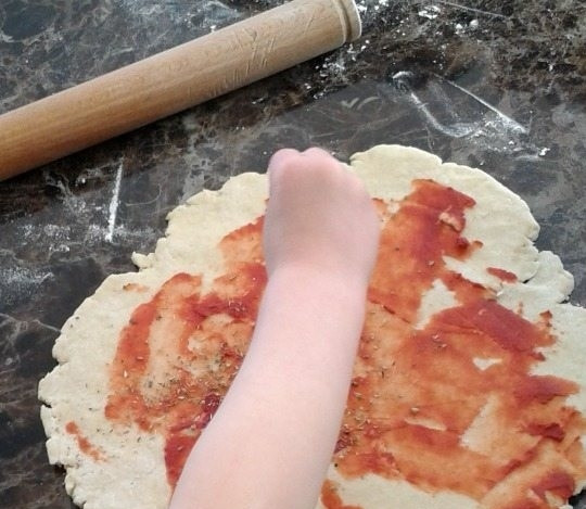 1. Этап. Булочки-рулеты с сырной начинкой: 3. Размажьте соус по всему пласту, посыпьте орегано и тертым сыром (любой сорт).