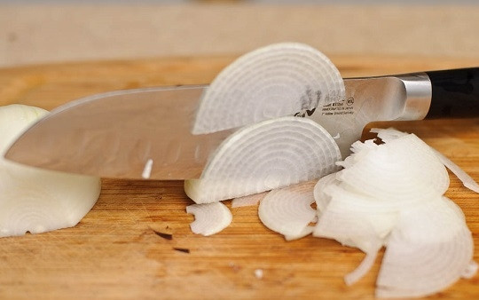 1. Этап. Жульен: 2. Тонкими полукольцами нарежьте луковицу.