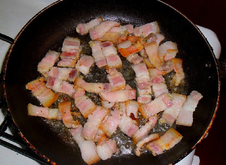 1. Этап. Паштет из куриной печени с овощами: Как следует вытапливаю сало на сковороде (без добавления растительного масла). Слегка обжариваю его, чтобы оставалось сочным и жирным.