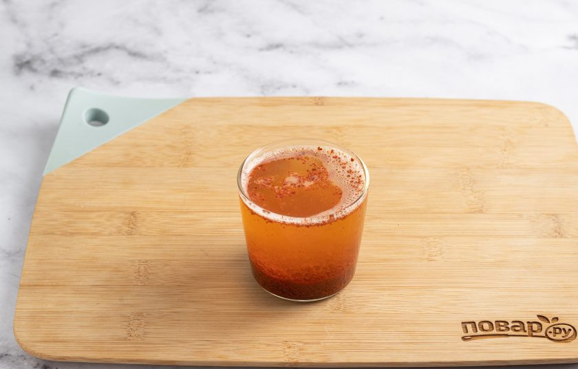 1. Этап. Набак кимчи на воде: Перец кочукару замочите в 1/2 стакана теплой воды.