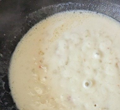 1. Этап. Куриная грудка в кокосово-лаймовом соусе: Пока соус закипает, развести крахмал в воде. Как закипело, добавить крахмал.