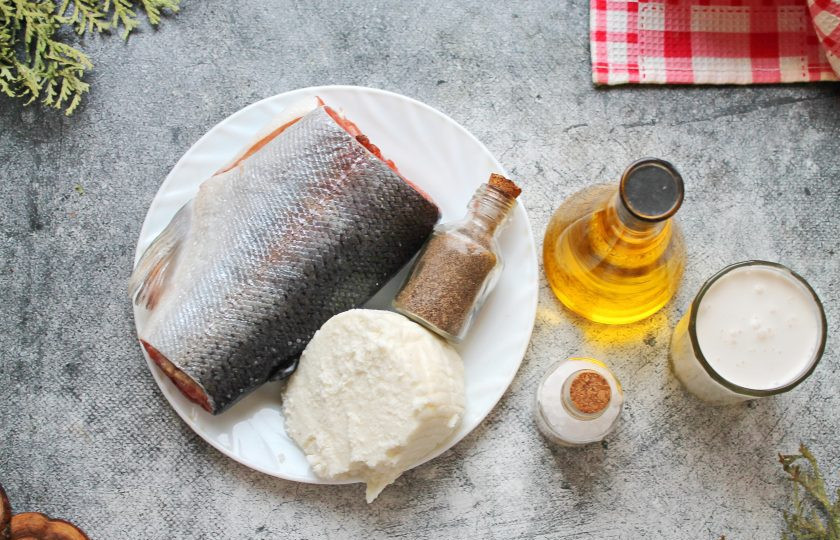 1. Этап. Форель в сливочно-сырном соусе: Подготовьте все необходимые ингредиенты для приготовления форели в сливочно-сырном соусе. Форель очистите от чешуи, сполосните и обсушите.