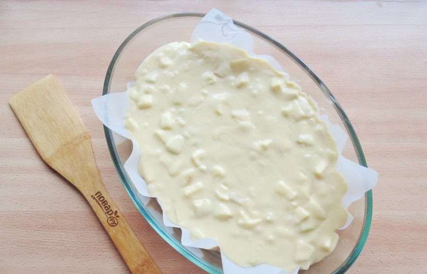 1. Этап. Старомодный яблочный пирог: Выложите тесто в форму для выпечки.