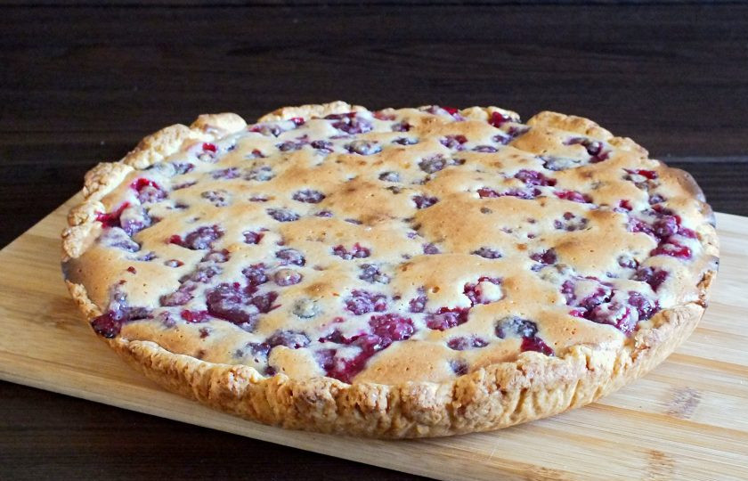 1. Этап. Киш с малиной: Пирог охладите в форме, после переложите и подавайте на стол.