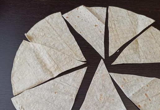 1. Этап. Пирожки из лаваша с квашеной капустой: Лаваш разрезать на удобные вам кусочки, квадратики, прямоугольники или треугольники. У меня круглый лаваш и я нарезала на сегменты. Получилось 8 шт.