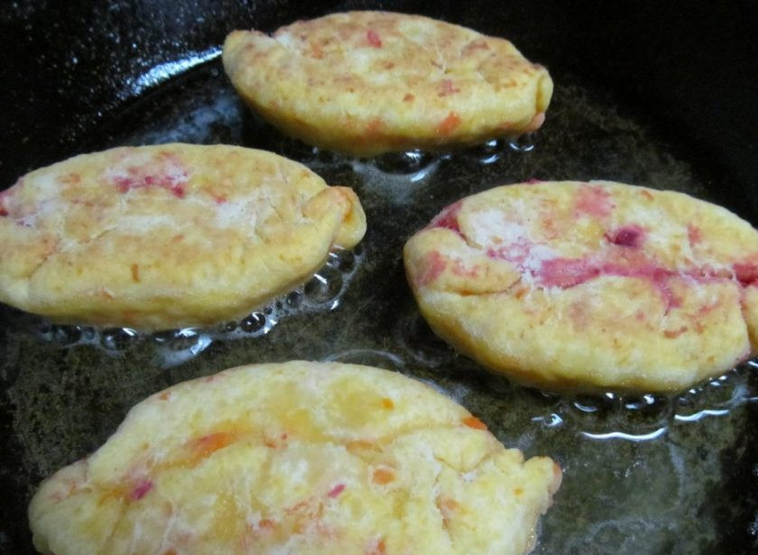 1. Этап. Пирожки со свеклой: Обжаривайте пирожки на разогретой с маслом сковороде до готовности с обеих сторон.