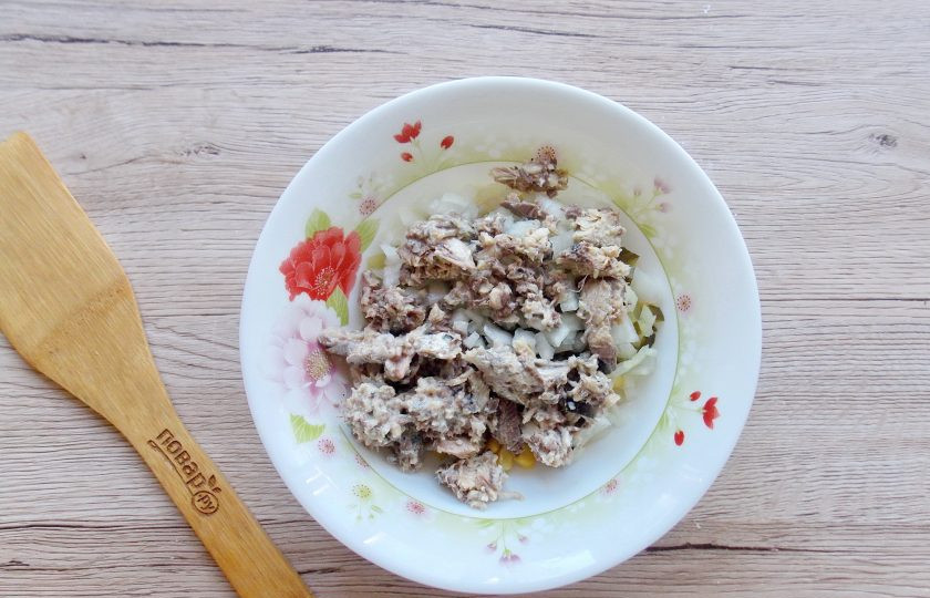 1. Этап. Салат Желтый одуванчик с кукурузой: Достаньте из банки консервированную сардину и слегка размяв вилкой добавьте в миску.