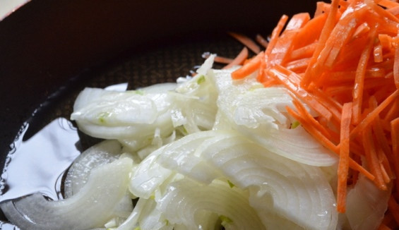 1. Этап. Кабачки по-марсельки: Лук и морковь нарезаем соломкой.