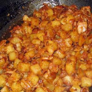 1. Этап. Жареная колбаса с картофелем: Добавить 2 чайные ложки уксуса, столовую ложку дижонской горчицы, черный перец и соль по вкусу.