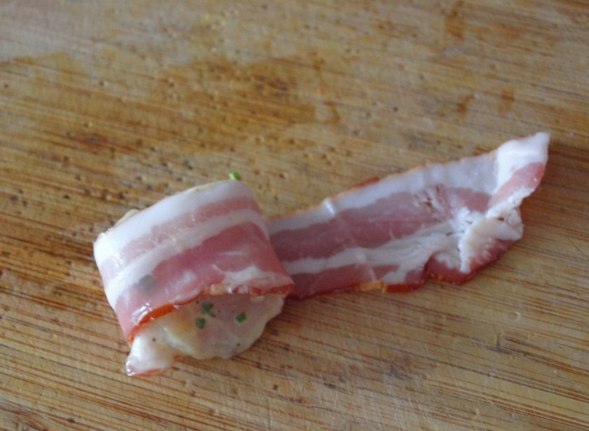 1. Этап. Куриный шашлык в сметане: 3. Куриный шашлык в сметане в домашних условиях будет приготовлен с секретом. Им является бекон. Благодаря бекону филе не будет сухим и безвкусным. Полосочку бекона разровнять, на один край выложить кусочек филе. Аккуратно замотать курицу в бекон.