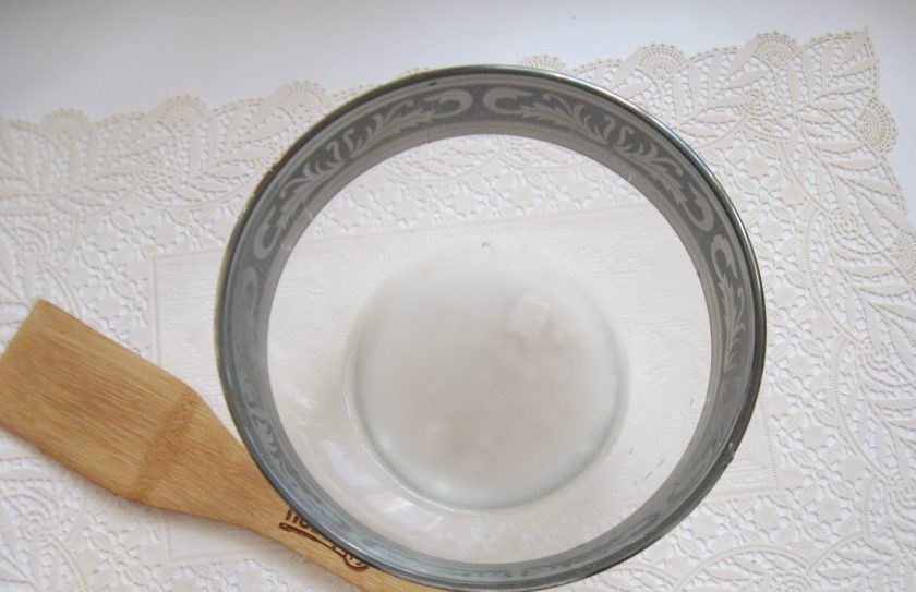 1. Этап. Оладьи без яиц и молока: В миску налейте теплую воду. Добавьте дрожжи. У меня свежие, сухих потребуется 5-6 грамм.