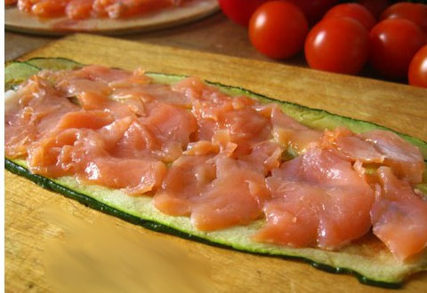 1. Этап. Кабачки с семгой: Кладем три лодочки кабачка внахлест. Сверху на кабачки выкладываем филе семги и посыпаем овощной начинкой.