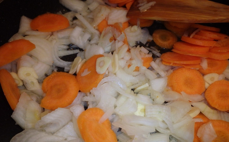 1. Этап. Утиные окорочка тушеные: Промываем и очищаем овощи. Морковь нарезаем колечками, а репчатый лук и чеснок измельчаем. Обжариваем овощи на масле до мягкости.