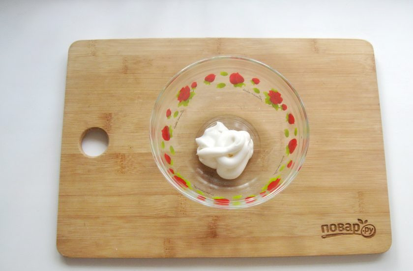 1. Этап. Салат Аристократ с курицей: Сделайте заправку для салата. В мисочку выложите майонез.