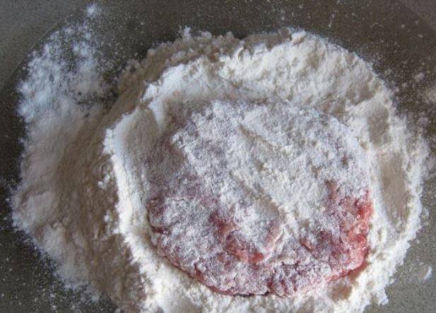 1. Этап. Бифштекс рубленый из говядины: Сформируйте из фарша плоские лепешки примерно 1,5 см. толщиной и обваляйте в муке.