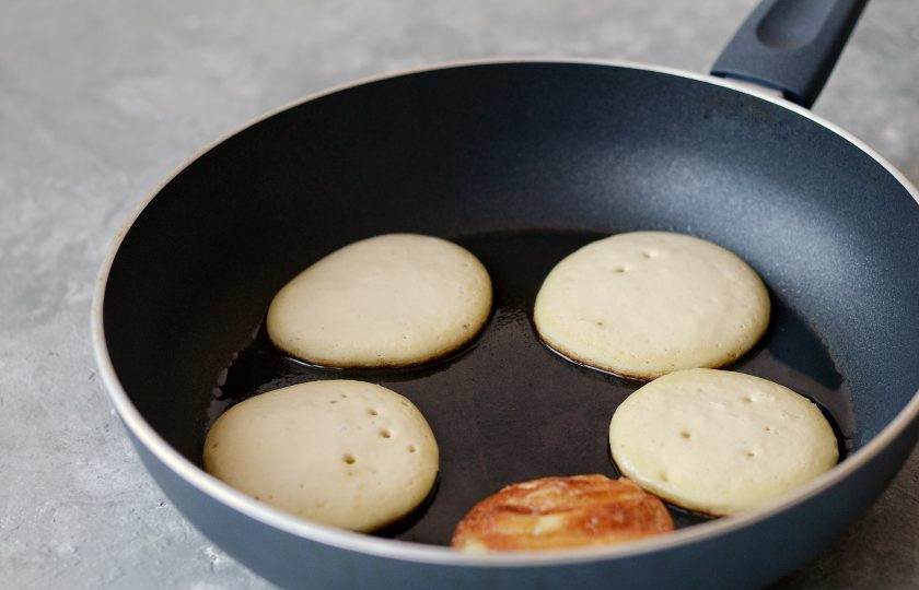 1. Этап. Оладьи из тофу: Разогрейте сковороду с растительным маслом на среднем огне. Налейте порционно тесто. Жарьте оладьи по 2-3 минуты с каждой стороны до румяного цвета.