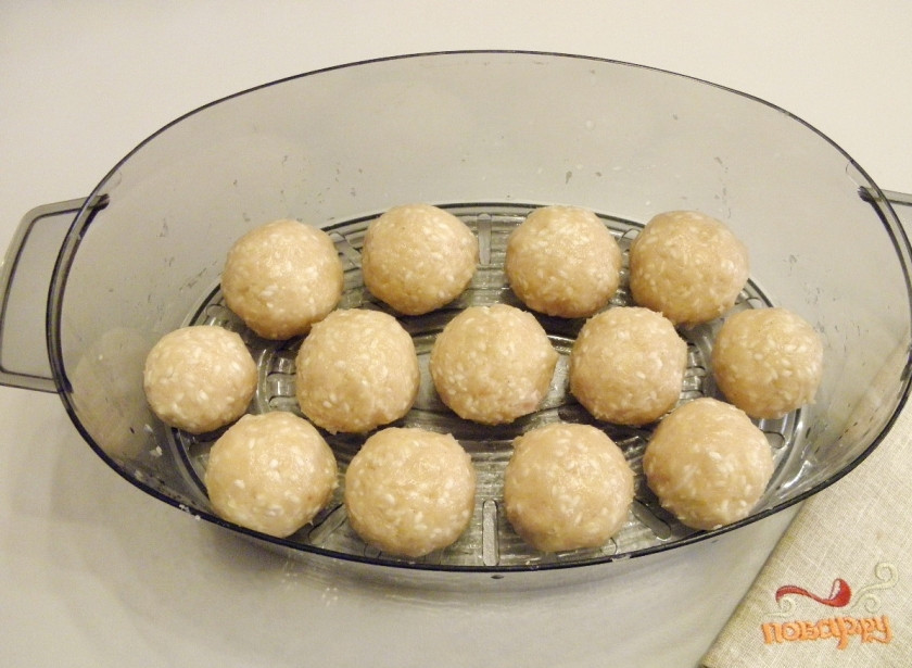 1. Этап. Ёжики из фарша с рисом: Влажными руками скатайте котлетки из фарша. Величину выбирайте на свой вкус, я набирала полную с горкой столовую ложку фарша. Положите котлетки в ёмкость пароварки. Налейте в пароварку воду до максимальной отметки. Установите таймер на 1 час. Закройте пароварку крышкой.