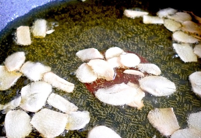 1. Этап. Спагетти с чесноком и петрушкой: 6. Обжаривайте чеснок на минимальном огне 5-10 минут до образования коричневого цвета.