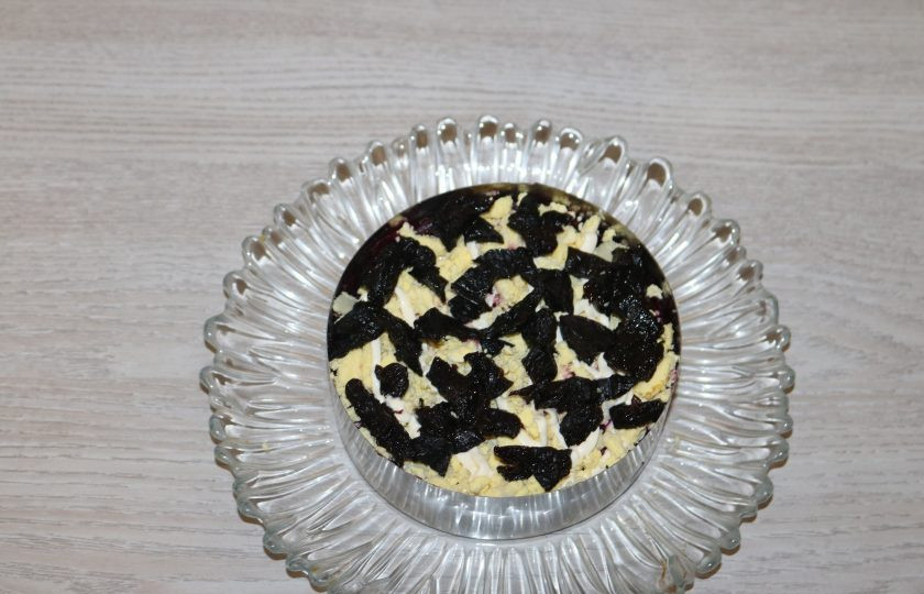 1. Этап. Салат Графский: Чернослив нарежьте соломкой. Если чернослив не мягкий, залейте его кипятком на несколько минут. 5 слой - чернослив.