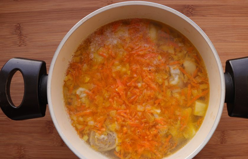 1. Этап. Суп с ленивыми пельменями: Обжаренные овощи добавьте в суп. Готовьте еще 2-3 минуты.