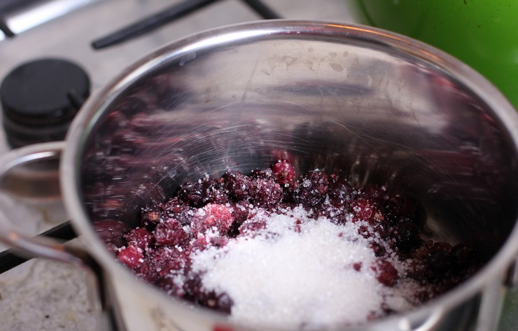 1. Этап. Пирог из дрожжевого теста с ягодами: 2. Ягоды смешаем с сахаром и крахмалом. Старайтесь не сильно повредить ягоды, чтоб они не пускали слишком много сока. Эту смесь выкладываем поверх теста. Из оставшегося кусочка делаем одинаковые полоски, которые выкладываем сверху внахлест, чтобы получилась 