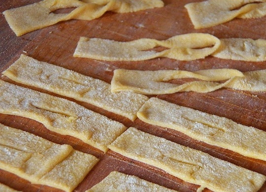 1. Этап. Сладкий хворост: 3. В центре каждой сделайте надрез, проденьте один край через отверстие по центру (1-2 раза).