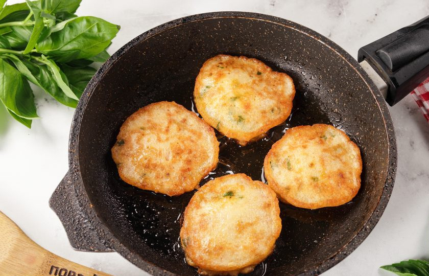 1. Этап. Томатные оладьи: Разогрейте сковороду с маслом. Выкладывайте тесто ложкой и обжаривайте до готовности с обеих сторон на среднем огне.