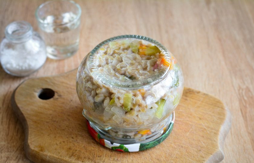 1. Этап. Салат с перловкой на зиму: Закатайте крышками и утеплите 