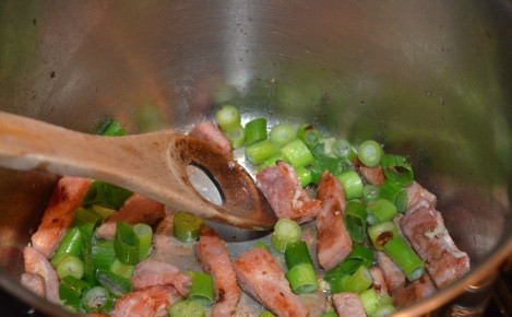 1. Этап. Фузилли с ветчиной и брокколи: Поджарьте ветчину, нарезанную полосками, и добавьте к ней измельченный зеленый лук.