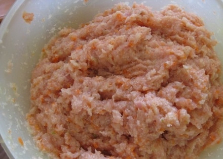 1. Этап. Котлеты в духовке из говядины: 2. Добавить овощи в фарш и все хорошо перемешать. Посолить и поперчить по вкусу. По желанию можно добавить чеснок и другие специи. Если фарш получился слегка жидким, добавить манную крупу или муку. Добавлять нужно понемногу, постоянно помешивая.