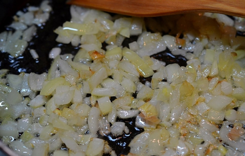 1. Этап. Сусамыр: Лук нарежьте, обжарьте до прозрачности с добавлением масла.