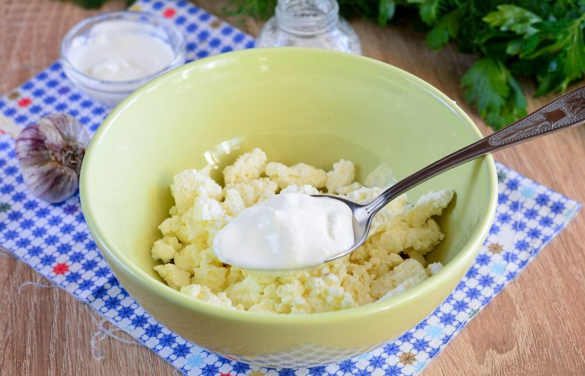 1. Этап. Закуска из творога с зеленью: 2. В миску сложите творог и смешайте со сметаной. Получится мягкая масса как крем. Хорошо, когда творог жирный, закуску можно будет просто намазывать на хлеб.