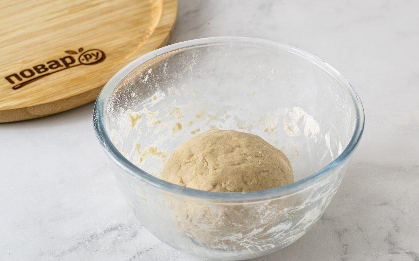 1. Этап. Вареники с вишней из цельнозерновой муки: Замесите однородное эластичное тесто. Хорошенько вымесите его минут 5, чтобы оно не липло к рукам. Заверните в пленку и оставьте на 1 час при комнатной температуре.