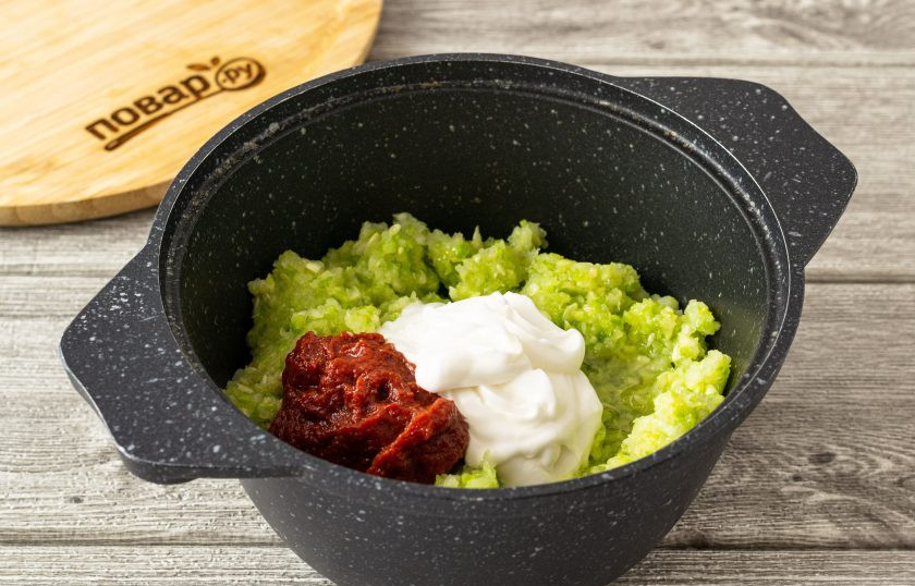 1. Этап. Кабачковая икра с майонезом: Добавьте кабачок, томатную пасту, майонез и оставшееся масло. Прикройте крышкой и тушите на очень медленном огне 35 минут. Периодически помешивайте, чтобы ничего не прилипало ко дну.