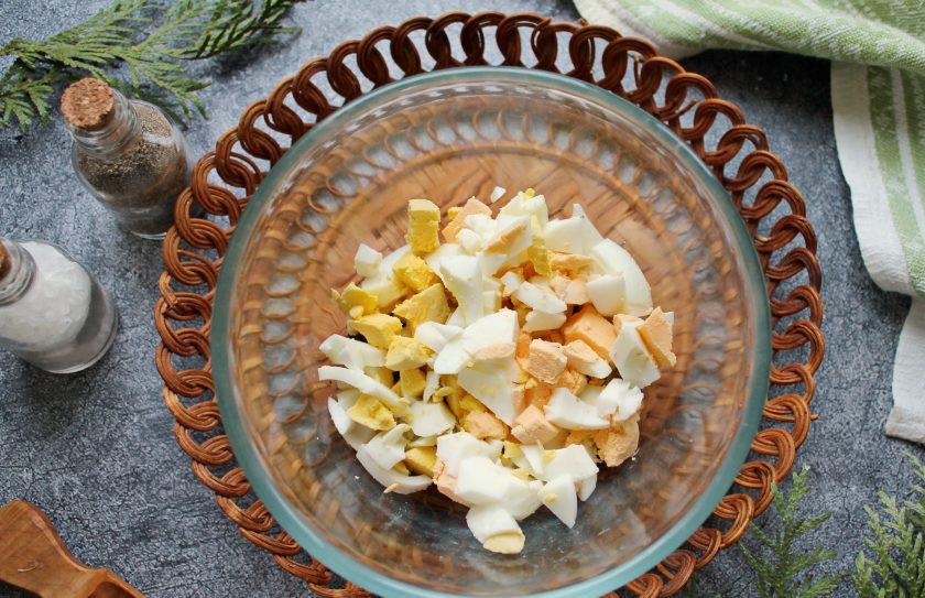 1. Этап. Салат с папоротником: Вареные яйца порежьте кубиком и добавьте к папоротнику.