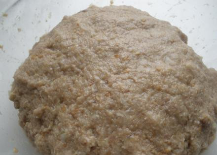 1. Этап. Котлеты с сырной начинкой: 1. Кусочки хлеба замочить в молоке минут на 15-20. Отжать, размешать в кашицу и смешать с мясным фаршем. Мясной фарш для этих котлеток лучше взять смешанный, говядина со свининой. Фарш хорошо отбить.