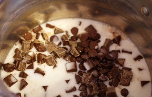 1. Этап. Овсяный десерт с вишней и шоколадом: 6. Прогрейте сливки и добавьте шоколад. Аккуратно перемешайте.