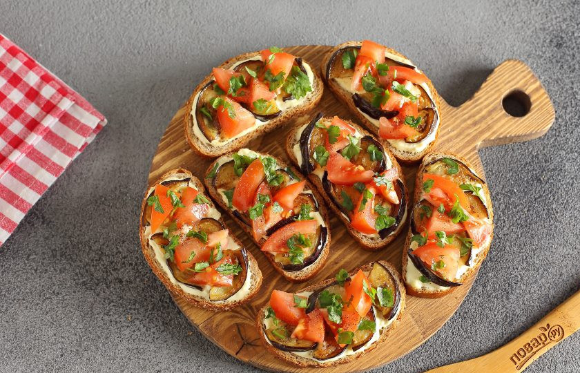 1. Этап. Бутерброды с баклажанами и помидором: Бутерброды посолите, поперчите, посыпьте рубленой зеленью и подавайте к столу.