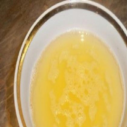 1. Этап. Пирог постный с изюмом: 1. В отдельную миску налить 2 стакана теплой воды. Всыпать туда соду, влить мед. Перемешивать, пока все не растворится.