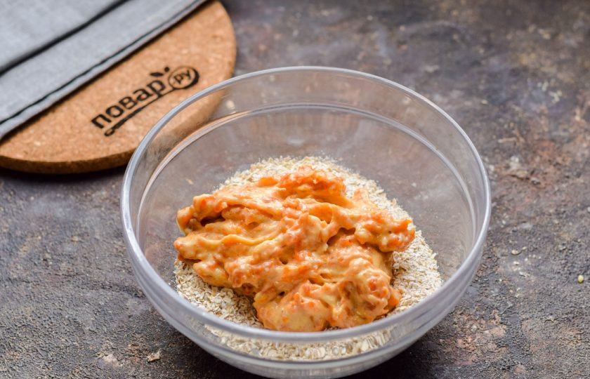 1. Этап. Творожное печенье с курагой: Курагу и банан измельчите при помощи блендера. Добавьте эту массу в миску к овсянке.