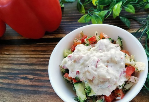 1. Этап. Салат Азарт: Далее действуйте по своему усмотрению. Можно подать салат порционно с шапочкой салатной заправки.