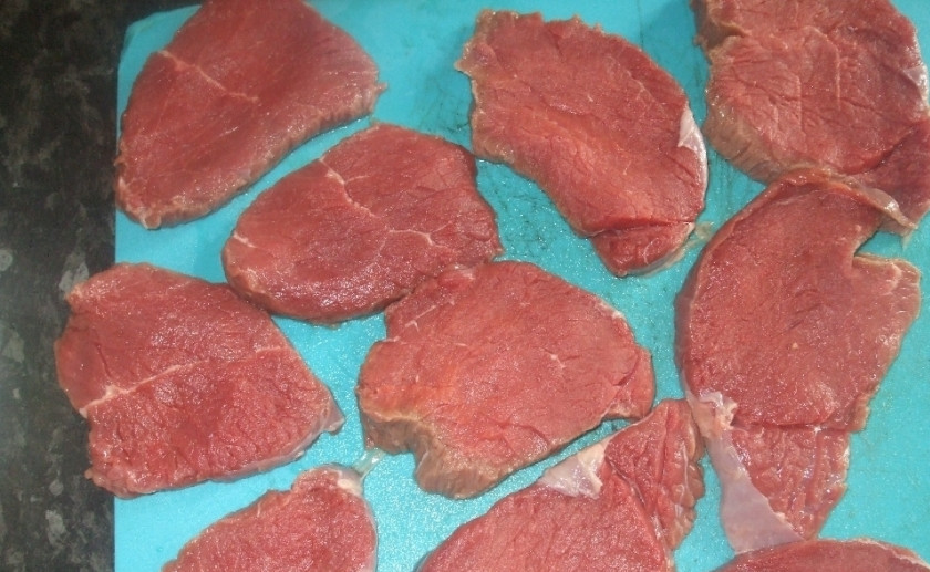 1. Этап. Говядина кусочками в духовке: Говядину порежьте кусочками.