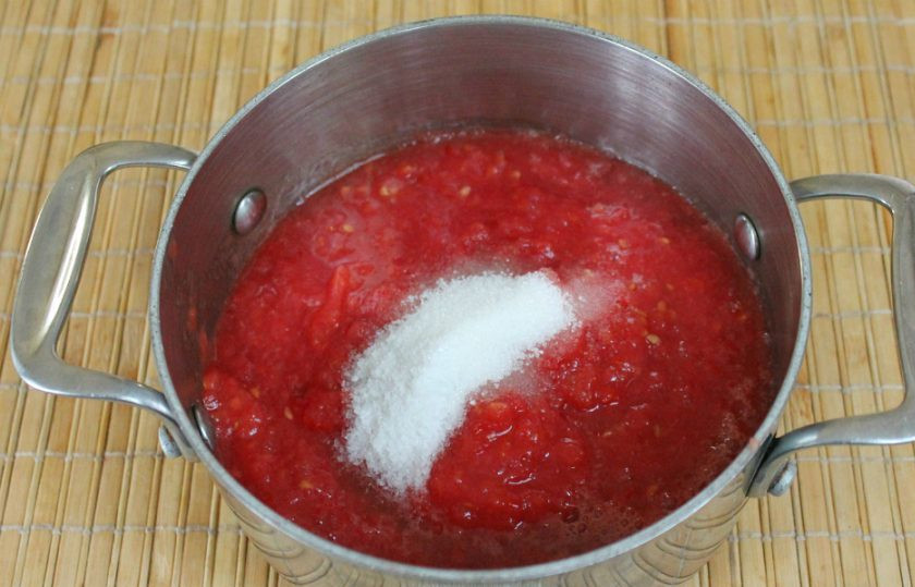 1. Этап. Аджика из баклажанов и помидоров: Добавляем в томат соль и сахар, ставим кастрюлю на огонь.