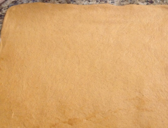 1. Этап. Тыквенно-шоколадные булочки: 9. Тесто на рабочем столе раскатайте довольно тонко.