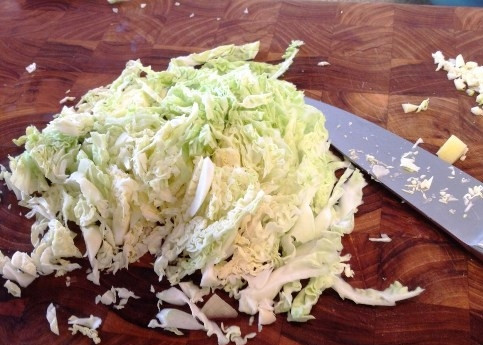 1. Этап. Суп (борщ) с мясом: Шинкуем мелко капусту.