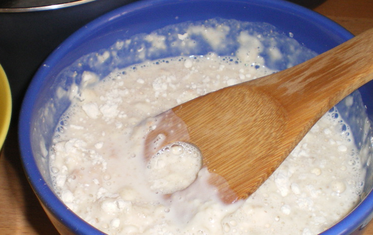 1. Этап. Крестная пасха: Разведите дрожжи в половине стакана теплого молока, вмешайте 100 грамм муки. Оставьте на 10-15 минут.