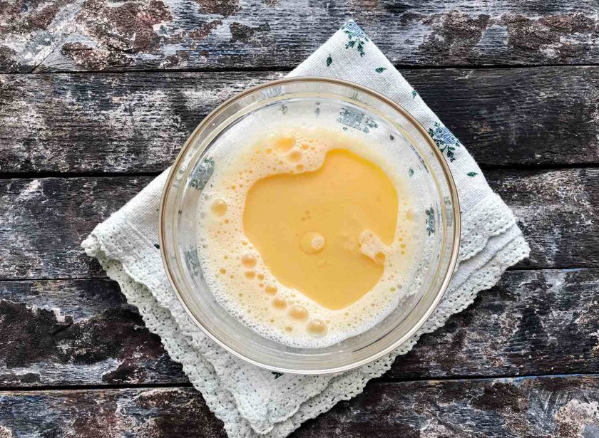 1. Этап. Кекс за 2 минуты в микроволновке: Добавьте растительное масло.