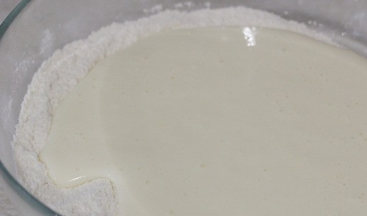 1. Этап. Маффины с сыром и ягодами: Влить жидкую смесь в мучную.